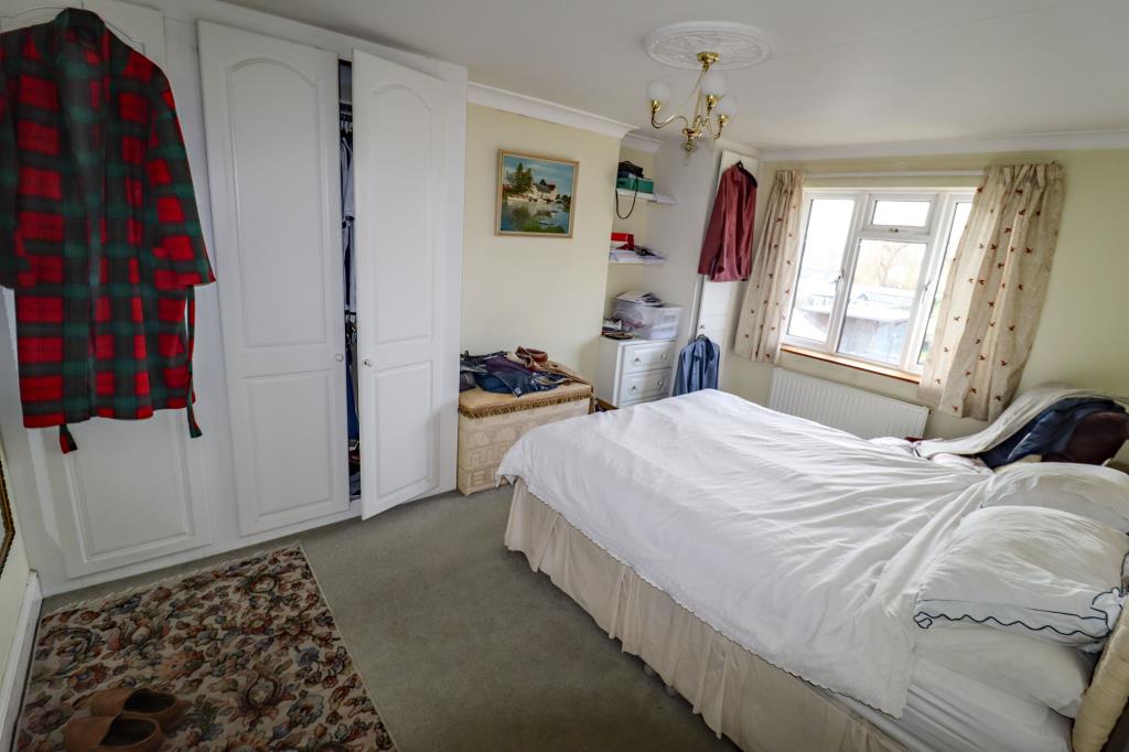 Lot: 117 - FREEHOLD COMMERCIAL RETAIL UNIT WITH FLAT ABOVE FOR INVESTMENT OR REDEVELOPMENT - First floor bedroom at rear of building